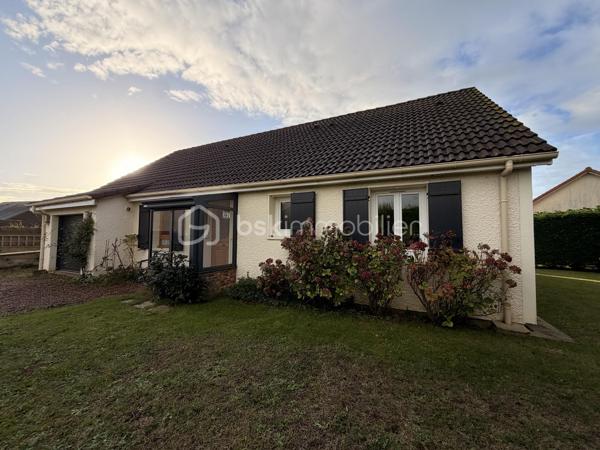 MAISON DE PLAIN-PIED AU TRÉPORT
3 chambres – Terrain clos d’environ 600 m² – Beau potentiel !

Située au Tréport, découvrez cette maison de plain-pied offrant de belles possibilités d’aménagement et un cadre de vie agréable.

Elle se compose d’un séjour lumineux, de trois chambres et d’une cuisine aménagée et équipée de 2026, idéale pour profiter d’un espace fonctionnel et moderne.

Côté confort, la maison dispose d’un chauffage par pompe à chaleur et de fenêtres en PVC double vitrage.

À l’extérieur, vous profiterez d’un terrain clos d’environ 600 m², sans vis-à-vis, offrant intimité et tranquillité. L’accès est facilité par un portail électrique motorisé.

Les atouts de cette maison :

- Maison de plain-pied
- 3 chambres
- Séjour lumineux
- Cuisine aménagée et équipée de 2026
- Chauffage par pompe à chaleur
- Menuiseries PVC double vitrage
- Terrain clos d’environ 600 m²
- Absence de vis-à-vis
- Portail électrique motorisé
- Beau potentiel de personnalisation

Un rafraîchissement est à prévoir, l’occasion de mettre cette maison à votre goût et de révéler tout son potentiel.

Que vous recherchiez votre résidence principale ou un projet à personnaliser, cette maison mérite votre attention !