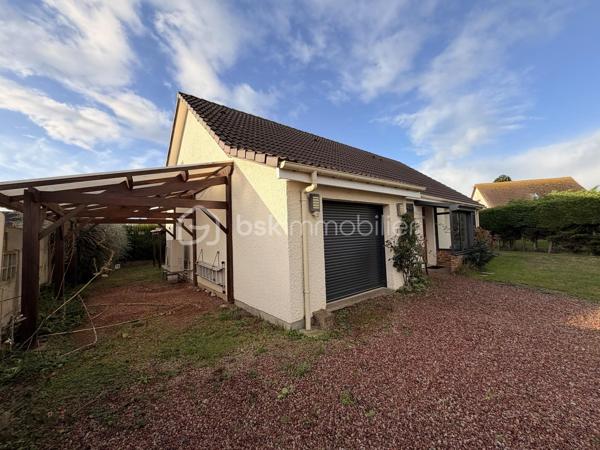 MAISON DE PLAIN-PIED AU TRÉPORT
3 chambres – Terrain clos d’environ 600 m² – Beau potentiel !

Située au Tréport, découvrez cette maison de plain-pied offrant de belles possibilités d’aménagement et un cadre de vie agréable.

Elle se compose d’un séjour lumineux, de trois chambres et d’une cuisine aménagée et équipée de 2026, idéale pour profiter d’un espace fonctionnel et moderne.

Côté confort, la maison dispose d’un chauffage par pompe à chaleur et de fenêtres en PVC double vitrage.

À l’extérieur, vous profiterez d’un terrain clos d’environ 600 m², sans vis-à-vis, offrant intimité et tranquillité. L’accès est facilité par un portail électrique motorisé.

Les atouts de cette maison :

- Maison de plain-pied
- 3 chambres
- Séjour lumineux
- Cuisine aménagée et équipée de 2026
- Chauffage par pompe à chaleur
- Menuiseries PVC double vitrage
- Terrain clos d’environ 600 m²
- Absence de vis-à-vis
- Portail électrique motorisé
- Beau potentiel de personnalisation

Un rafraîchissement est à prévoir, l’occasion de mettre cette maison à votre goût et de révéler tout son potentiel.

Que vous recherchiez votre résidence principale ou un projet à personnaliser, cette maison mérite votre attention !