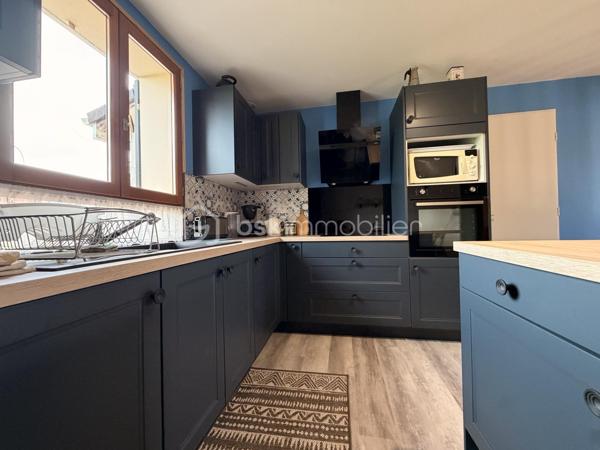 MAISON DE PLAIN-PIED AU TRÉPORT
3 chambres – Terrain clos d’environ 600 m² – Beau potentiel !

Située au Tréport, découvrez cette maison de plain-pied offrant de belles possibilités d’aménagement et un cadre de vie agréable.

Elle se compose d’un séjour lumineux, de trois chambres et d’une cuisine aménagée et équipée de 2026, idéale pour profiter d’un espace fonctionnel et moderne.

Côté confort, la maison dispose d’un chauffage par pompe à chaleur et de fenêtres en PVC double vitrage.

À l’extérieur, vous profiterez d’un terrain clos d’environ 600 m², sans vis-à-vis, offrant intimité et tranquillité. L’accès est facilité par un portail électrique motorisé.

Les atouts de cette maison :

- Maison de plain-pied
- 3 chambres
- Séjour lumineux
- Cuisine aménagée et équipée de 2026
- Chauffage par pompe à chaleur
- Menuiseries PVC double vitrage
- Terrain clos d’environ 600 m²
- Absence de vis-à-vis
- Portail électrique motorisé
- Beau potentiel de personnalisation

Un rafraîchissement est à prévoir, l’occasion de mettre cette maison à votre goût et de révéler tout son potentiel.

Que vous recherchiez votre résidence principale ou un projet à personnaliser, cette maison mérite votre attention !