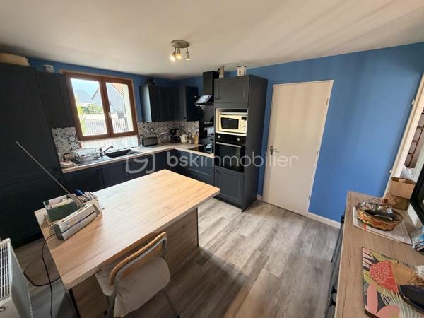 MAISON DE PLAIN-PIED AU TRÉPORT
3 chambres – Terrain clos d’environ 600 m² – Beau potentiel !

Située au Tréport, découvrez cette maison de plain-pied offrant de belles possibilités d’aménagement et un cadre de vie agréable.

Elle se compose d’un séjour lumineux, de trois chambres et d’une cuisine aménagée et équipée de 2026, idéale pour profiter d’un espace fonctionnel et moderne.

Côté confort, la maison dispose d’un chauffage par pompe à chaleur et de fenêtres en PVC double vitrage.

À l’extérieur, vous profiterez d’un terrain clos d’environ 600 m², sans vis-à-vis, offrant intimité et tranquillité. L’accès est facilité par un portail électrique motorisé.

Les atouts de cette maison :

- Maison de plain-pied
- 3 chambres
- Séjour lumineux
- Cuisine aménagée et équipée de 2026
- Chauffage par pompe à chaleur
- Menuiseries PVC double vitrage
- Terrain clos d’environ 600 m²
- Absence de vis-à-vis
- Portail électrique motorisé
- Beau potentiel de personnalisation

Un rafraîchissement est à prévoir, l’occasion de mettre cette maison à votre goût et de révéler tout son potentiel.

Que vous recherchiez votre résidence principale ou un projet à personnaliser, cette maison mérite votre attention !