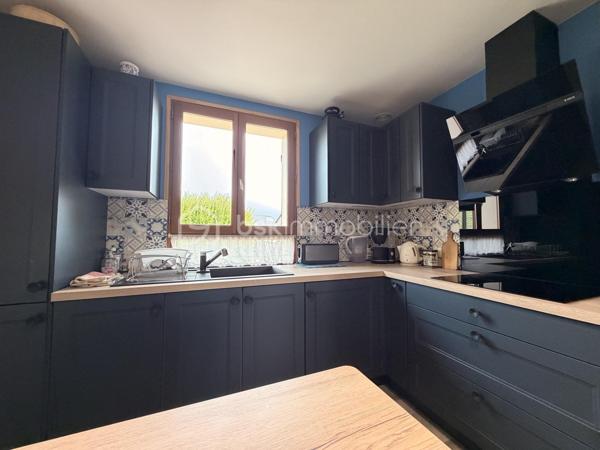 MAISON DE PLAIN-PIED AU TRÉPORT
3 chambres – Terrain clos d’environ 600 m² – Beau potentiel !

Située au Tréport, découvrez cette maison de plain-pied offrant de belles possibilités d’aménagement et un cadre de vie agréable.

Elle se compose d’un séjour lumineux, de trois chambres et d’une cuisine aménagée et équipée de 2026, idéale pour profiter d’un espace fonctionnel et moderne.

Côté confort, la maison dispose d’un chauffage par pompe à chaleur et de fenêtres en PVC double vitrage.

À l’extérieur, vous profiterez d’un terrain clos d’environ 600 m², sans vis-à-vis, offrant intimité et tranquillité. L’accès est facilité par un portail électrique motorisé.

Les atouts de cette maison :

- Maison de plain-pied
- 3 chambres
- Séjour lumineux
- Cuisine aménagée et équipée de 2026
- Chauffage par pompe à chaleur
- Menuiseries PVC double vitrage
- Terrain clos d’environ 600 m²
- Absence de vis-à-vis
- Portail électrique motorisé
- Beau potentiel de personnalisation

Un rafraîchissement est à prévoir, l’occasion de mettre cette maison à votre goût et de révéler tout son potentiel.

Que vous recherchiez votre résidence principale ou un projet à personnaliser, cette maison mérite votre attention !