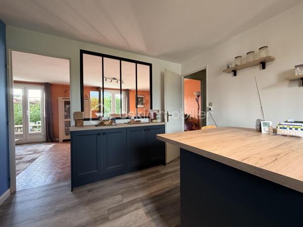MAISON DE PLAIN-PIED AU TRÉPORT
3 chambres – Terrain clos d’environ 600 m² – Beau potentiel !

Située au Tréport, découvrez cette maison de plain-pied offrant de belles possibilités d’aménagement et un cadre de vie agréable.

Elle se compose d’un séjour lumineux, de trois chambres et d’une cuisine aménagée et équipée de 2026, idéale pour profiter d’un espace fonctionnel et moderne.

Côté confort, la maison dispose d’un chauffage par pompe à chaleur et de fenêtres en PVC double vitrage.

À l’extérieur, vous profiterez d’un terrain clos d’environ 600 m², sans vis-à-vis, offrant intimité et tranquillité. L’accès est facilité par un portail électrique motorisé.

Les atouts de cette maison :

- Maison de plain-pied
- 3 chambres
- Séjour lumineux
- Cuisine aménagée et équipée de 2026
- Chauffage par pompe à chaleur
- Menuiseries PVC double vitrage
- Terrain clos d’environ 600 m²
- Absence de vis-à-vis
- Portail électrique motorisé
- Beau potentiel de personnalisation

Un rafraîchissement est à prévoir, l’occasion de mettre cette maison à votre goût et de révéler tout son potentiel.

Que vous recherchiez votre résidence principale ou un projet à personnaliser, cette maison mérite votre attention !
