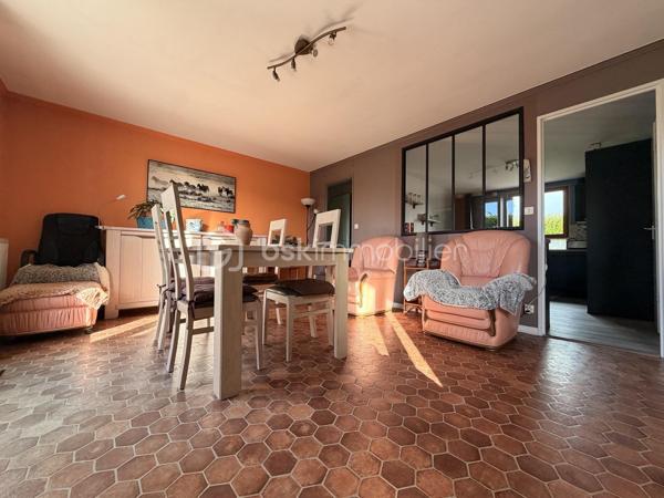 MAISON DE PLAIN-PIED AU TRÉPORT
3 chambres – Terrain clos d’environ 600 m² – Beau potentiel !

Située au Tréport, découvrez cette maison de plain-pied offrant de belles possibilités d’aménagement et un cadre de vie agréable.

Elle se compose d’un séjour lumineux, de trois chambres et d’une cuisine aménagée et équipée de 2026, idéale pour profiter d’un espace fonctionnel et moderne.

Côté confort, la maison dispose d’un chauffage par pompe à chaleur et de fenêtres en PVC double vitrage.

À l’extérieur, vous profiterez d’un terrain clos d’environ 600 m², sans vis-à-vis, offrant intimité et tranquillité. L’accès est facilité par un portail électrique motorisé.

Les atouts de cette maison :

- Maison de plain-pied
- 3 chambres
- Séjour lumineux
- Cuisine aménagée et équipée de 2026
- Chauffage par pompe à chaleur
- Menuiseries PVC double vitrage
- Terrain clos d’environ 600 m²
- Absence de vis-à-vis
- Portail électrique motorisé
- Beau potentiel de personnalisation

Un rafraîchissement est à prévoir, l’occasion de mettre cette maison à votre goût et de révéler tout son potentiel.

Que vous recherchiez votre résidence principale ou un projet à personnaliser, cette maison mérite votre attention !