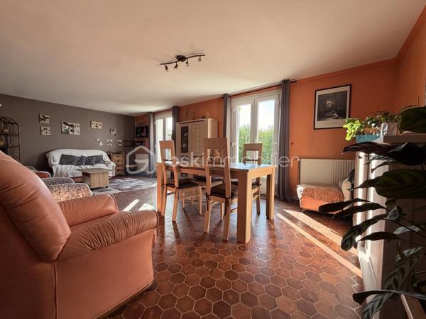 MAISON DE PLAIN-PIED AU TRÉPORT
3 chambres – Terrain clos d’environ 600 m² – Beau potentiel !

Située au Tréport, découvrez cette maison de plain-pied offrant de belles possibilités d’aménagement et un cadre de vie agréable.

Elle se compose d’un séjour lumineux, de trois chambres et d’une cuisine aménagée et équipée de 2026, idéale pour profiter d’un espace fonctionnel et moderne.

Côté confort, la maison dispose d’un chauffage par pompe à chaleur et de fenêtres en PVC double vitrage.

À l’extérieur, vous profiterez d’un terrain clos d’environ 600 m², sans vis-à-vis, offrant intimité et tranquillité. L’accès est facilité par un portail électrique motorisé.

Les atouts de cette maison :

- Maison de plain-pied
- 3 chambres
- Séjour lumineux
- Cuisine aménagée et équipée de 2026
- Chauffage par pompe à chaleur
- Menuiseries PVC double vitrage
- Terrain clos d’environ 600 m²
- Absence de vis-à-vis
- Portail électrique motorisé
- Beau potentiel de personnalisation

Un rafraîchissement est à prévoir, l’occasion de mettre cette maison à votre goût et de révéler tout son potentiel.

Que vous recherchiez votre résidence principale ou un projet à personnaliser, cette maison mérite votre attention !