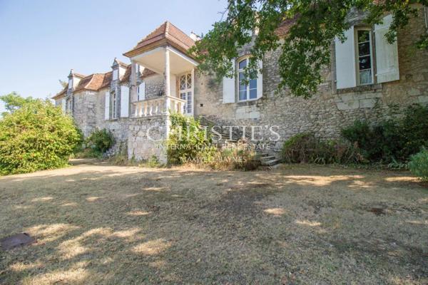 La Noble Chartreuse avec piscine et pigeonnier