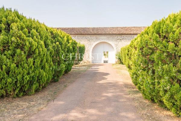 La Noble Chartreuse avec piscine et pigeonnier