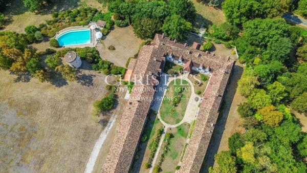 La Noble Chartreuse avec piscine et pigeonnier