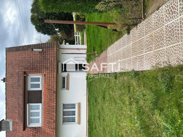 Découvrez cette charmante maison des années 1964, offrant un cadre de vie agréable et fonctionnel sur un terrain de 500 m² entièrement clôturé, Idéale pour une famille, elle combine confort, luminosité et espaces bien pensés.