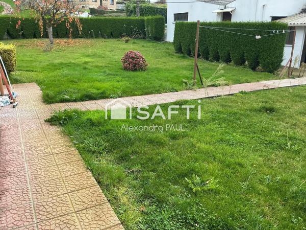 Découvrez cette charmante maison des années 1964, offrant un cadre de vie agréable et fonctionnel sur un terrain de 500 m² entièrement clôturé, Idéale pour une famille, elle combine confort, luminosité et espaces bien pensés.