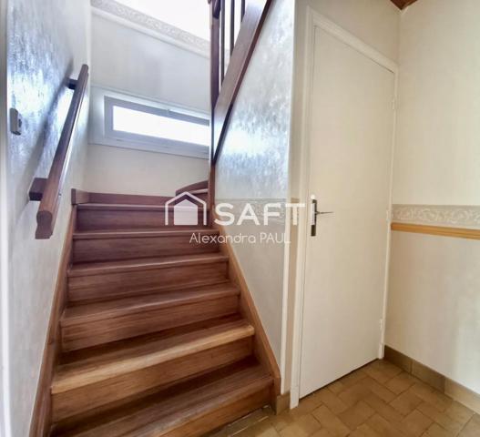 Découvrez cette charmante maison des années 1964, offrant un cadre de vie agréable et fonctionnel sur un terrain de 500 m² entièrement clôturé, Idéale pour une famille, elle combine confort, luminosité et espaces bien pensés.