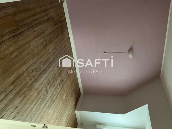 Découvrez cette charmante maison des années 1964, offrant un cadre de vie agréable et fonctionnel sur un terrain de 500 m² entièrement clôturé, Idéale pour une famille, elle combine confort, luminosité et espaces bien pensés.