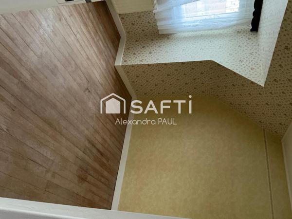 Découvrez cette charmante maison des années 1964, offrant un cadre de vie agréable et fonctionnel sur un terrain de 500 m² entièrement clôturé, Idéale pour une famille, elle combine confort, luminosité et espaces bien pensés.