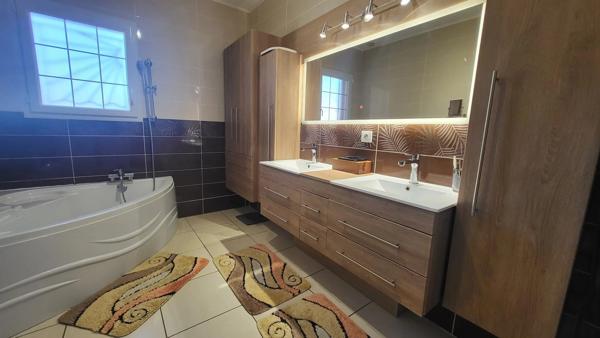 Maison style  provençale 220 m², 4 chambres, terrain clos avec 3 garages