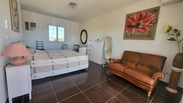 Maison style  provençale 220 m², 4 chambres, terrain clos avec 3 garages