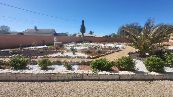 Maison style  provençale 220 m², 4 chambres, terrain clos avec 3 garages