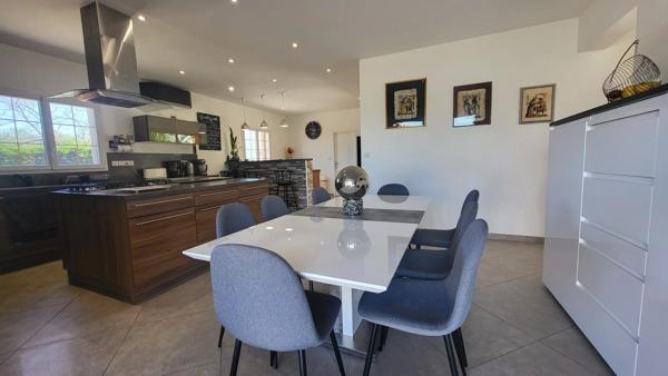 Maison style  provençale 220 m², 4 chambres, terrain clos avec 3 garages