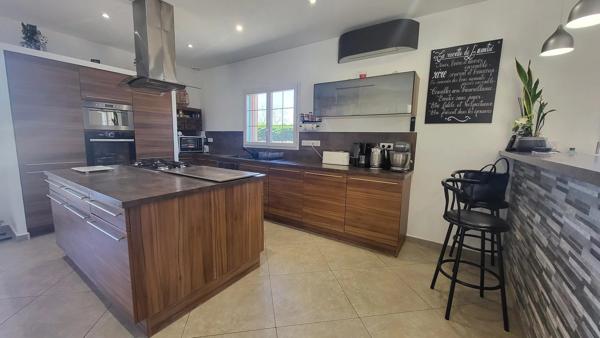 Maison style  provençale 220 m², 4 chambres, terrain clos avec 3 garages