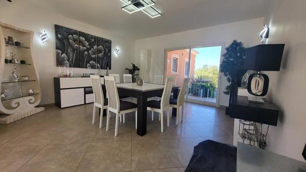 Maison style  provençale 220 m², 4 chambres, terrain clos avec 3 garages