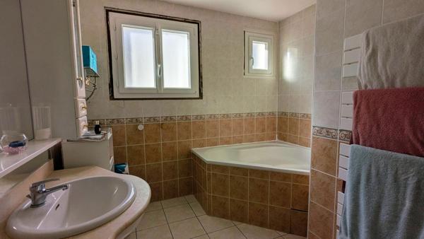 Maison familiale 142m² avec piscine couverte – 5 506 m² de terrain à Saint-Pierre-de-Clairac