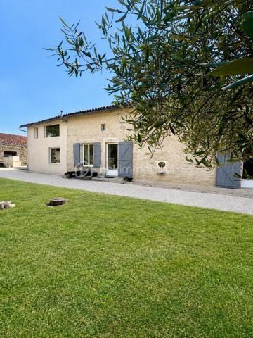 Bien sûr. Voici une version plus fluide, dynamique et attractive, tout en conservant le charme et les caractéristiques importantes du bien :

# Belle charentaise en pierres – 195 m² habitables, jardin arboré et dépendances

**À seulement 5 km de Ruffec et à 3 minutes de la N10**, cette authentique maison charentaise en pierres vous séduira par son charme, ses volumes et ses nombreux éléments anciens préservés. Un emplacement idéal pour profiter du calme de la campagne tout en restant à proximité des commodités, avec **Angoulême accessible en environ 35 minutes**.

D’une superficie d’environ **195 m² habitables**, la maison offre de beaux espaces de vie, lumineux et chaleureux.

### Une maison pleine de caractère

Dès l’entrée, vous découvrirez une **spacieuse cuisine ouverte sur la salle à manger**, idéale pour partager des moments conviviaux. Le salon, chaleureux et authentique, bénéficie d’une **belle cheminée** et d’un superbe sol traditionnel en **« cœurs de demoiselles »**, véritable signature du charme charentais.

À l’étage, l’espace nuit comprend **trois chambres de 11, 11 et 12 m²**, ainsi qu’une **salle de bains moderne** équipée d’une douche et d’une baignoire.

Une seconde partie de la maison offre un espace particulièrement lumineux grâce à ses nombreuses ouvertures sur le jardin. Il peut être aménagé selon vos envies en **salon, bureau, espace de réception ou salle de loisirs**.

Une **mezzanine composée de deux espaces**, dont une **chambre de 16 m² avec point d’eau**, vient compléter cet ensemble et offre encore de belles possibilités d’aménagement.

La maison dispose également d’une **arrière-cuisine avec espace buanderie** ainsi que d’une **chaufferie**, ou il sera très facile d'aménager un espace salle d'eau supplémentaire si besoin 

### Un extérieur qui invite à profiter de la nature

Implantée sur une agréable parcelle de **1 433 m²**, la propriété bénéficie d’un jardin arboré et fleuri agrémenté de **nombreux arbres fruitiers**.

Vous profiterez également d’un **four à pain traditionnel fonctionnel**, d’une **grange** et d’un **atelier**, autant d'espaces qui pourront répondre aux besoins d'une famille, d'un artisan ou d'un projet personnel.

Un **puits** vient compléter les nombreux atouts de cette propriété.

### Les atouts

* Environ **195 m² habitables**
* Terrain arboré de **1 433 m²**
* Maison charentaise en pierres pleine de charme
* Beaux éléments anciens conservés
* **Cheminée et sol traditionnel en « cœurs de demoiselles »**
* Chauffage central au bois avec chaudière performante et ballon d’eau chaude
* **Double vitrage**
* 4 chambres possibles
* Grange et atelier
* Four à pain traditionnel fonctionnel
* Puits
* Jardin avec arbres fruitiers
* À **5 km de Ruffec**
* À **3 minutes de la N10**
* Angoulême à environ **35 minutes**

**Un bien rare pour les amoureux de la pierre, de l’authenticité et de la douceur de vivre charentaise.** Vous apprécierez également la proximité de la Charente, accessible à pied en quelques minutes, idéale pour les promenades et les baignades.

Une maison familiale pleine de charme, offrant **espace, luminosité, authenticité et potentiel**, à découvrir sans tarder.