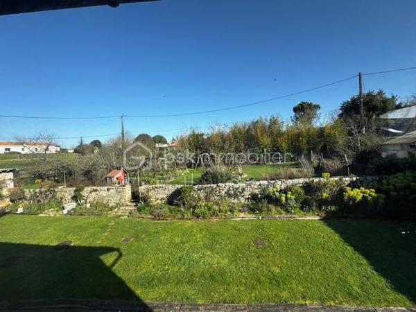Bien sûr. Voici une version plus fluide, dynamique et attractive, tout en conservant le charme et les caractéristiques importantes du bien :

# Belle charentaise en pierres – 195 m² habitables, jardin arboré et dépendances

**À seulement 5 km de Ruffec et à 3 minutes de la N10**, cette authentique maison charentaise en pierres vous séduira par son charme, ses volumes et ses nombreux éléments anciens préservés. Un emplacement idéal pour profiter du calme de la campagne tout en restant à proximité des commodités, avec **Angoulême accessible en environ 35 minutes**.

D’une superficie d’environ **195 m² habitables**, la maison offre de beaux espaces de vie, lumineux et chaleureux.

### Une maison pleine de caractère

Dès l’entrée, vous découvrirez une **spacieuse cuisine ouverte sur la salle à manger**, idéale pour partager des moments conviviaux. Le salon, chaleureux et authentique, bénéficie d’une **belle cheminée** et d’un superbe sol traditionnel en **« cœurs de demoiselles »**, véritable signature du charme charentais.

À l’étage, l’espace nuit comprend **trois chambres de 11, 11 et 12 m²**, ainsi qu’une **salle de bains moderne** équipée d’une douche et d’une baignoire.

Une seconde partie de la maison offre un espace particulièrement lumineux grâce à ses nombreuses ouvertures sur le jardin. Il peut être aménagé selon vos envies en **salon, bureau, espace de réception ou salle de loisirs**.

Une **mezzanine composée de deux espaces**, dont une **chambre de 16 m² avec point d’eau**, vient compléter cet ensemble et offre encore de belles possibilités d’aménagement.

La maison dispose également d’une **arrière-cuisine avec espace buanderie** ainsi que d’une **chaufferie**, ou il sera très facile d'aménager un espace salle d'eau supplémentaire si besoin 

### Un extérieur qui invite à profiter de la nature

Implantée sur une agréable parcelle de **1 433 m²**, la propriété bénéficie d’un jardin arboré et fleuri agrémenté de **nombreux arbres fruitiers**.

Vous profiterez également d’un **four à pain traditionnel fonctionnel**, d’une **grange** et d’un **atelier**, autant d'espaces qui pourront répondre aux besoins d'une famille, d'un artisan ou d'un projet personnel.

Un **puits** vient compléter les nombreux atouts de cette propriété.

### Les atouts

* Environ **195 m² habitables**
* Terrain arboré de **1 433 m²**
* Maison charentaise en pierres pleine de charme
* Beaux éléments anciens conservés
* **Cheminée et sol traditionnel en « cœurs de demoiselles »**
* Chauffage central au bois avec chaudière performante et ballon d’eau chaude
* **Double vitrage**
* 4 chambres possibles
* Grange et atelier
* Four à pain traditionnel fonctionnel
* Puits
* Jardin avec arbres fruitiers
* À **5 km de Ruffec**
* À **3 minutes de la N10**
* Angoulême à environ **35 minutes**

**Un bien rare pour les amoureux de la pierre, de l’authenticité et de la douceur de vivre charentaise.** Vous apprécierez également la proximité de la Charente, accessible à pied en quelques minutes, idéale pour les promenades et les baignades.

Une maison familiale pleine de charme, offrant **espace, luminosité, authenticité et potentiel**, à découvrir sans tarder.