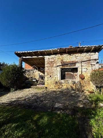 Bien sûr. Voici une version plus fluide, dynamique et attractive, tout en conservant le charme et les caractéristiques importantes du bien :

# Belle charentaise en pierres – 195 m² habitables, jardin arboré et dépendances

**À seulement 5 km de Ruffec et à 3 minutes de la N10**, cette authentique maison charentaise en pierres vous séduira par son charme, ses volumes et ses nombreux éléments anciens préservés. Un emplacement idéal pour profiter du calme de la campagne tout en restant à proximité des commodités, avec **Angoulême accessible en environ 35 minutes**.

D’une superficie d’environ **195 m² habitables**, la maison offre de beaux espaces de vie, lumineux et chaleureux.

### Une maison pleine de caractère

Dès l’entrée, vous découvrirez une **spacieuse cuisine ouverte sur la salle à manger**, idéale pour partager des moments conviviaux. Le salon, chaleureux et authentique, bénéficie d’une **belle cheminée** et d’un superbe sol traditionnel en **« cœurs de demoiselles »**, véritable signature du charme charentais.

À l’étage, l’espace nuit comprend **trois chambres de 11, 11 et 12 m²**, ainsi qu’une **salle de bains moderne** équipée d’une douche et d’une baignoire.

Une seconde partie de la maison offre un espace particulièrement lumineux grâce à ses nombreuses ouvertures sur le jardin. Il peut être aménagé selon vos envies en **salon, bureau, espace de réception ou salle de loisirs**.

Une **mezzanine composée de deux espaces**, dont une **chambre de 16 m² avec point d’eau**, vient compléter cet ensemble et offre encore de belles possibilités d’aménagement.

La maison dispose également d’une **arrière-cuisine avec espace buanderie** ainsi que d’une **chaufferie**, ou il sera très facile d'aménager un espace salle d'eau supplémentaire si besoin 

### Un extérieur qui invite à profiter de la nature

Implantée sur une agréable parcelle de **1 433 m²**, la propriété bénéficie d’un jardin arboré et fleuri agrémenté de **nombreux arbres fruitiers**.

Vous profiterez également d’un **four à pain traditionnel fonctionnel**, d’une **grange** et d’un **atelier**, autant d'espaces qui pourront répondre aux besoins d'une famille, d'un artisan ou d'un projet personnel.

Un **puits** vient compléter les nombreux atouts de cette propriété.

### Les atouts

* Environ **195 m² habitables**
* Terrain arboré de **1 433 m²**
* Maison charentaise en pierres pleine de charme
* Beaux éléments anciens conservés
* **Cheminée et sol traditionnel en « cœurs de demoiselles »**
* Chauffage central au bois avec chaudière performante et ballon d’eau chaude
* **Double vitrage**
* 4 chambres possibles
* Grange et atelier
* Four à pain traditionnel fonctionnel
* Puits
* Jardin avec arbres fruitiers
* À **5 km de Ruffec**
* À **3 minutes de la N10**
* Angoulême à environ **35 minutes**

**Un bien rare pour les amoureux de la pierre, de l’authenticité et de la douceur de vivre charentaise.** Vous apprécierez également la proximité de la Charente, accessible à pied en quelques minutes, idéale pour les promenades et les baignades.

Une maison familiale pleine de charme, offrant **espace, luminosité, authenticité et potentiel**, à découvrir sans tarder.
