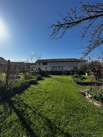 Bien sûr. Voici une version plus fluide, dynamique et attractive, tout en conservant le charme et les caractéristiques importantes du bien :

# Belle charentaise en pierres – 195 m² habitables, jardin arboré et dépendances

**À seulement 5 km de Ruffec et à 3 minutes de la N10**, cette authentique maison charentaise en pierres vous séduira par son charme, ses volumes et ses nombreux éléments anciens préservés. Un emplacement idéal pour profiter du calme de la campagne tout en restant à proximité des commodités, avec **Angoulême accessible en environ 35 minutes**.

D’une superficie d’environ **195 m² habitables**, la maison offre de beaux espaces de vie, lumineux et chaleureux.

### Une maison pleine de caractère

Dès l’entrée, vous découvrirez une **spacieuse cuisine ouverte sur la salle à manger**, idéale pour partager des moments conviviaux. Le salon, chaleureux et authentique, bénéficie d’une **belle cheminée** et d’un superbe sol traditionnel en **« cœurs de demoiselles »**, véritable signature du charme charentais.

À l’étage, l’espace nuit comprend **trois chambres de 11, 11 et 12 m²**, ainsi qu’une **salle de bains moderne** équipée d’une douche et d’une baignoire.

Une seconde partie de la maison offre un espace particulièrement lumineux grâce à ses nombreuses ouvertures sur le jardin. Il peut être aménagé selon vos envies en **salon, bureau, espace de réception ou salle de loisirs**.

Une **mezzanine composée de deux espaces**, dont une **chambre de 16 m² avec point d’eau**, vient compléter cet ensemble et offre encore de belles possibilités d’aménagement.

La maison dispose également d’une **arrière-cuisine avec espace buanderie** ainsi que d’une **chaufferie**, ou il sera très facile d'aménager un espace salle d'eau supplémentaire si besoin 

### Un extérieur qui invite à profiter de la nature

Implantée sur une agréable parcelle de **1 433 m²**, la propriété bénéficie d’un jardin arboré et fleuri agrémenté de **nombreux arbres fruitiers**.

Vous profiterez également d’un **four à pain traditionnel fonctionnel**, d’une **grange** et d’un **atelier**, autant d'espaces qui pourront répondre aux besoins d'une famille, d'un artisan ou d'un projet personnel.

Un **puits** vient compléter les nombreux atouts de cette propriété.

### Les atouts

* Environ **195 m² habitables**
* Terrain arboré de **1 433 m²**
* Maison charentaise en pierres pleine de charme
* Beaux éléments anciens conservés
* **Cheminée et sol traditionnel en « cœurs de demoiselles »**
* Chauffage central au bois avec chaudière performante et ballon d’eau chaude
* **Double vitrage**
* 4 chambres possibles
* Grange et atelier
* Four à pain traditionnel fonctionnel
* Puits
* Jardin avec arbres fruitiers
* À **5 km de Ruffec**
* À **3 minutes de la N10**
* Angoulême à environ **35 minutes**

**Un bien rare pour les amoureux de la pierre, de l’authenticité et de la douceur de vivre charentaise.** Vous apprécierez également la proximité de la Charente, accessible à pied en quelques minutes, idéale pour les promenades et les baignades.

Une maison familiale pleine de charme, offrant **espace, luminosité, authenticité et potentiel**, à découvrir sans tarder.