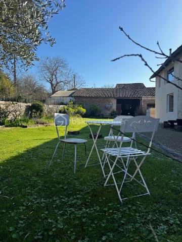 Bien sûr. Voici une version plus fluide, dynamique et attractive, tout en conservant le charme et les caractéristiques importantes du bien :

# Belle charentaise en pierres – 195 m² habitables, jardin arboré et dépendances

**À seulement 5 km de Ruffec et à 3 minutes de la N10**, cette authentique maison charentaise en pierres vous séduira par son charme, ses volumes et ses nombreux éléments anciens préservés. Un emplacement idéal pour profiter du calme de la campagne tout en restant à proximité des commodités, avec **Angoulême accessible en environ 35 minutes**.

D’une superficie d’environ **195 m² habitables**, la maison offre de beaux espaces de vie, lumineux et chaleureux.

### Une maison pleine de caractère

Dès l’entrée, vous découvrirez une **spacieuse cuisine ouverte sur la salle à manger**, idéale pour partager des moments conviviaux. Le salon, chaleureux et authentique, bénéficie d’une **belle cheminée** et d’un superbe sol traditionnel en **« cœurs de demoiselles »**, véritable signature du charme charentais.

À l’étage, l’espace nuit comprend **trois chambres de 11, 11 et 12 m²**, ainsi qu’une **salle de bains moderne** équipée d’une douche et d’une baignoire.

Une seconde partie de la maison offre un espace particulièrement lumineux grâce à ses nombreuses ouvertures sur le jardin. Il peut être aménagé selon vos envies en **salon, bureau, espace de réception ou salle de loisirs**.

Une **mezzanine composée de deux espaces**, dont une **chambre de 16 m² avec point d’eau**, vient compléter cet ensemble et offre encore de belles possibilités d’aménagement.

La maison dispose également d’une **arrière-cuisine avec espace buanderie** ainsi que d’une **chaufferie**, ou il sera très facile d'aménager un espace salle d'eau supplémentaire si besoin 

### Un extérieur qui invite à profiter de la nature

Implantée sur une agréable parcelle de **1 433 m²**, la propriété bénéficie d’un jardin arboré et fleuri agrémenté de **nombreux arbres fruitiers**.

Vous profiterez également d’un **four à pain traditionnel fonctionnel**, d’une **grange** et d’un **atelier**, autant d'espaces qui pourront répondre aux besoins d'une famille, d'un artisan ou d'un projet personnel.

Un **puits** vient compléter les nombreux atouts de cette propriété.

### Les atouts

* Environ **195 m² habitables**
* Terrain arboré de **1 433 m²**
* Maison charentaise en pierres pleine de charme
* Beaux éléments anciens conservés
* **Cheminée et sol traditionnel en « cœurs de demoiselles »**
* Chauffage central au bois avec chaudière performante et ballon d’eau chaude
* **Double vitrage**
* 4 chambres possibles
* Grange et atelier
* Four à pain traditionnel fonctionnel
* Puits
* Jardin avec arbres fruitiers
* À **5 km de Ruffec**
* À **3 minutes de la N10**
* Angoulême à environ **35 minutes**

**Un bien rare pour les amoureux de la pierre, de l’authenticité et de la douceur de vivre charentaise.** Vous apprécierez également la proximité de la Charente, accessible à pied en quelques minutes, idéale pour les promenades et les baignades.

Une maison familiale pleine de charme, offrant **espace, luminosité, authenticité et potentiel**, à découvrir sans tarder.