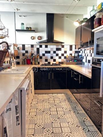 Bien sûr. Voici une version plus fluide, dynamique et attractive, tout en conservant le charme et les caractéristiques importantes du bien :

# Belle charentaise en pierres – 195 m² habitables, jardin arboré et dépendances

**À seulement 5 km de Ruffec et à 3 minutes de la N10**, cette authentique maison charentaise en pierres vous séduira par son charme, ses volumes et ses nombreux éléments anciens préservés. Un emplacement idéal pour profiter du calme de la campagne tout en restant à proximité des commodités, avec **Angoulême accessible en environ 35 minutes**.

D’une superficie d’environ **195 m² habitables**, la maison offre de beaux espaces de vie, lumineux et chaleureux.

### Une maison pleine de caractère

Dès l’entrée, vous découvrirez une **spacieuse cuisine ouverte sur la salle à manger**, idéale pour partager des moments conviviaux. Le salon, chaleureux et authentique, bénéficie d’une **belle cheminée** et d’un superbe sol traditionnel en **« cœurs de demoiselles »**, véritable signature du charme charentais.

À l’étage, l’espace nuit comprend **trois chambres de 11, 11 et 12 m²**, ainsi qu’une **salle de bains moderne** équipée d’une douche et d’une baignoire.

Une seconde partie de la maison offre un espace particulièrement lumineux grâce à ses nombreuses ouvertures sur le jardin. Il peut être aménagé selon vos envies en **salon, bureau, espace de réception ou salle de loisirs**.

Une **mezzanine composée de deux espaces**, dont une **chambre de 16 m² avec point d’eau**, vient compléter cet ensemble et offre encore de belles possibilités d’aménagement.

La maison dispose également d’une **arrière-cuisine avec espace buanderie** ainsi que d’une **chaufferie**, ou il sera très facile d'aménager un espace salle d'eau supplémentaire si besoin 

### Un extérieur qui invite à profiter de la nature

Implantée sur une agréable parcelle de **1 433 m²**, la propriété bénéficie d’un jardin arboré et fleuri agrémenté de **nombreux arbres fruitiers**.

Vous profiterez également d’un **four à pain traditionnel fonctionnel**, d’une **grange** et d’un **atelier**, autant d'espaces qui pourront répondre aux besoins d'une famille, d'un artisan ou d'un projet personnel.

Un **puits** vient compléter les nombreux atouts de cette propriété.

### Les atouts

* Environ **195 m² habitables**
* Terrain arboré de **1 433 m²**
* Maison charentaise en pierres pleine de charme
* Beaux éléments anciens conservés
* **Cheminée et sol traditionnel en « cœurs de demoiselles »**
* Chauffage central au bois avec chaudière performante et ballon d’eau chaude
* **Double vitrage**
* 4 chambres possibles
* Grange et atelier
* Four à pain traditionnel fonctionnel
* Puits
* Jardin avec arbres fruitiers
* À **5 km de Ruffec**
* À **3 minutes de la N10**
* Angoulême à environ **35 minutes**

**Un bien rare pour les amoureux de la pierre, de l’authenticité et de la douceur de vivre charentaise.** Vous apprécierez également la proximité de la Charente, accessible à pied en quelques minutes, idéale pour les promenades et les baignades.

Une maison familiale pleine de charme, offrant **espace, luminosité, authenticité et potentiel**, à découvrir sans tarder.