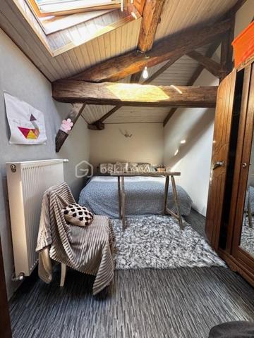 Bien sûr. Voici une version plus fluide, dynamique et attractive, tout en conservant le charme et les caractéristiques importantes du bien :

# Belle charentaise en pierres – 195 m² habitables, jardin arboré et dépendances

**À seulement 5 km de Ruffec et à 3 minutes de la N10**, cette authentique maison charentaise en pierres vous séduira par son charme, ses volumes et ses nombreux éléments anciens préservés. Un emplacement idéal pour profiter du calme de la campagne tout en restant à proximité des commodités, avec **Angoulême accessible en environ 35 minutes**.

D’une superficie d’environ **195 m² habitables**, la maison offre de beaux espaces de vie, lumineux et chaleureux.

### Une maison pleine de caractère

Dès l’entrée, vous découvrirez une **spacieuse cuisine ouverte sur la salle à manger**, idéale pour partager des moments conviviaux. Le salon, chaleureux et authentique, bénéficie d’une **belle cheminée** et d’un superbe sol traditionnel en **« cœurs de demoiselles »**, véritable signature du charme charentais.

À l’étage, l’espace nuit comprend **trois chambres de 11, 11 et 12 m²**, ainsi qu’une **salle de bains moderne** équipée d’une douche et d’une baignoire.

Une seconde partie de la maison offre un espace particulièrement lumineux grâce à ses nombreuses ouvertures sur le jardin. Il peut être aménagé selon vos envies en **salon, bureau, espace de réception ou salle de loisirs**.

Une **mezzanine composée de deux espaces**, dont une **chambre de 16 m² avec point d’eau**, vient compléter cet ensemble et offre encore de belles possibilités d’aménagement.

La maison dispose également d’une **arrière-cuisine avec espace buanderie** ainsi que d’une **chaufferie**, ou il sera très facile d'aménager un espace salle d'eau supplémentaire si besoin 

### Un extérieur qui invite à profiter de la nature

Implantée sur une agréable parcelle de **1 433 m²**, la propriété bénéficie d’un jardin arboré et fleuri agrémenté de **nombreux arbres fruitiers**.

Vous profiterez également d’un **four à pain traditionnel fonctionnel**, d’une **grange** et d’un **atelier**, autant d'espaces qui pourront répondre aux besoins d'une famille, d'un artisan ou d'un projet personnel.

Un **puits** vient compléter les nombreux atouts de cette propriété.

### Les atouts

* Environ **195 m² habitables**
* Terrain arboré de **1 433 m²**
* Maison charentaise en pierres pleine de charme
* Beaux éléments anciens conservés
* **Cheminée et sol traditionnel en « cœurs de demoiselles »**
* Chauffage central au bois avec chaudière performante et ballon d’eau chaude
* **Double vitrage**
* 4 chambres possibles
* Grange et atelier
* Four à pain traditionnel fonctionnel
* Puits
* Jardin avec arbres fruitiers
* À **5 km de Ruffec**
* À **3 minutes de la N10**
* Angoulême à environ **35 minutes**

**Un bien rare pour les amoureux de la pierre, de l’authenticité et de la douceur de vivre charentaise.** Vous apprécierez également la proximité de la Charente, accessible à pied en quelques minutes, idéale pour les promenades et les baignades.

Une maison familiale pleine de charme, offrant **espace, luminosité, authenticité et potentiel**, à découvrir sans tarder.