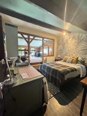 Bien sûr. Voici une version plus fluide, dynamique et attractive, tout en conservant le charme et les caractéristiques importantes du bien :

# Belle charentaise en pierres – 195 m² habitables, jardin arboré et dépendances

**À seulement 5 km de Ruffec et à 3 minutes de la N10**, cette authentique maison charentaise en pierres vous séduira par son charme, ses volumes et ses nombreux éléments anciens préservés. Un emplacement idéal pour profiter du calme de la campagne tout en restant à proximité des commodités, avec **Angoulême accessible en environ 35 minutes**.

D’une superficie d’environ **195 m² habitables**, la maison offre de beaux espaces de vie, lumineux et chaleureux.

### Une maison pleine de caractère

Dès l’entrée, vous découvrirez une **spacieuse cuisine ouverte sur la salle à manger**, idéale pour partager des moments conviviaux. Le salon, chaleureux et authentique, bénéficie d’une **belle cheminée** et d’un superbe sol traditionnel en **« cœurs de demoiselles »**, véritable signature du charme charentais.

À l’étage, l’espace nuit comprend **trois chambres de 11, 11 et 12 m²**, ainsi qu’une **salle de bains moderne** équipée d’une douche et d’une baignoire.

Une seconde partie de la maison offre un espace particulièrement lumineux grâce à ses nombreuses ouvertures sur le jardin. Il peut être aménagé selon vos envies en **salon, bureau, espace de réception ou salle de loisirs**.

Une **mezzanine composée de deux espaces**, dont une **chambre de 16 m² avec point d’eau**, vient compléter cet ensemble et offre encore de belles possibilités d’aménagement.

La maison dispose également d’une **arrière-cuisine avec espace buanderie** ainsi que d’une **chaufferie**, ou il sera très facile d'aménager un espace salle d'eau supplémentaire si besoin 

### Un extérieur qui invite à profiter de la nature

Implantée sur une agréable parcelle de **1 433 m²**, la propriété bénéficie d’un jardin arboré et fleuri agrémenté de **nombreux arbres fruitiers**.

Vous profiterez également d’un **four à pain traditionnel fonctionnel**, d’une **grange** et d’un **atelier**, autant d'espaces qui pourront répondre aux besoins d'une famille, d'un artisan ou d'un projet personnel.

Un **puits** vient compléter les nombreux atouts de cette propriété.

### Les atouts

* Environ **195 m² habitables**
* Terrain arboré de **1 433 m²**
* Maison charentaise en pierres pleine de charme
* Beaux éléments anciens conservés
* **Cheminée et sol traditionnel en « cœurs de demoiselles »**
* Chauffage central au bois avec chaudière performante et ballon d’eau chaude
* **Double vitrage**
* 4 chambres possibles
* Grange et atelier
* Four à pain traditionnel fonctionnel
* Puits
* Jardin avec arbres fruitiers
* À **5 km de Ruffec**
* À **3 minutes de la N10**
* Angoulême à environ **35 minutes**

**Un bien rare pour les amoureux de la pierre, de l’authenticité et de la douceur de vivre charentaise.** Vous apprécierez également la proximité de la Charente, accessible à pied en quelques minutes, idéale pour les promenades et les baignades.

Une maison familiale pleine de charme, offrant **espace, luminosité, authenticité et potentiel**, à découvrir sans tarder.