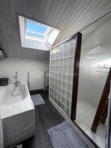 Bien sûr. Voici une version plus fluide, dynamique et attractive, tout en conservant le charme et les caractéristiques importantes du bien :

# Belle charentaise en pierres – 195 m² habitables, jardin arboré et dépendances

**À seulement 5 km de Ruffec et à 3 minutes de la N10**, cette authentique maison charentaise en pierres vous séduira par son charme, ses volumes et ses nombreux éléments anciens préservés. Un emplacement idéal pour profiter du calme de la campagne tout en restant à proximité des commodités, avec **Angoulême accessible en environ 35 minutes**.

D’une superficie d’environ **195 m² habitables**, la maison offre de beaux espaces de vie, lumineux et chaleureux.

### Une maison pleine de caractère

Dès l’entrée, vous découvrirez une **spacieuse cuisine ouverte sur la salle à manger**, idéale pour partager des moments conviviaux. Le salon, chaleureux et authentique, bénéficie d’une **belle cheminée** et d’un superbe sol traditionnel en **« cœurs de demoiselles »**, véritable signature du charme charentais.

À l’étage, l’espace nuit comprend **trois chambres de 11, 11 et 12 m²**, ainsi qu’une **salle de bains moderne** équipée d’une douche et d’une baignoire.

Une seconde partie de la maison offre un espace particulièrement lumineux grâce à ses nombreuses ouvertures sur le jardin. Il peut être aménagé selon vos envies en **salon, bureau, espace de réception ou salle de loisirs**.

Une **mezzanine composée de deux espaces**, dont une **chambre de 16 m² avec point d’eau**, vient compléter cet ensemble et offre encore de belles possibilités d’aménagement.

La maison dispose également d’une **arrière-cuisine avec espace buanderie** ainsi que d’une **chaufferie**, ou il sera très facile d'aménager un espace salle d'eau supplémentaire si besoin 

### Un extérieur qui invite à profiter de la nature

Implantée sur une agréable parcelle de **1 433 m²**, la propriété bénéficie d’un jardin arboré et fleuri agrémenté de **nombreux arbres fruitiers**.

Vous profiterez également d’un **four à pain traditionnel fonctionnel**, d’une **grange** et d’un **atelier**, autant d'espaces qui pourront répondre aux besoins d'une famille, d'un artisan ou d'un projet personnel.

Un **puits** vient compléter les nombreux atouts de cette propriété.

### Les atouts

* Environ **195 m² habitables**
* Terrain arboré de **1 433 m²**
* Maison charentaise en pierres pleine de charme
* Beaux éléments anciens conservés
* **Cheminée et sol traditionnel en « cœurs de demoiselles »**
* Chauffage central au bois avec chaudière performante et ballon d’eau chaude
* **Double vitrage**
* 4 chambres possibles
* Grange et atelier
* Four à pain traditionnel fonctionnel
* Puits
* Jardin avec arbres fruitiers
* À **5 km de Ruffec**
* À **3 minutes de la N10**
* Angoulême à environ **35 minutes**

**Un bien rare pour les amoureux de la pierre, de l’authenticité et de la douceur de vivre charentaise.** Vous apprécierez également la proximité de la Charente, accessible à pied en quelques minutes, idéale pour les promenades et les baignades.

Une maison familiale pleine de charme, offrant **espace, luminosité, authenticité et potentiel**, à découvrir sans tarder.