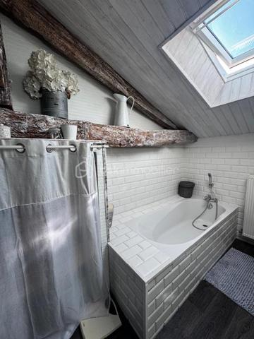 Bien sûr. Voici une version plus fluide, dynamique et attractive, tout en conservant le charme et les caractéristiques importantes du bien :

# Belle charentaise en pierres – 195 m² habitables, jardin arboré et dépendances

**À seulement 5 km de Ruffec et à 3 minutes de la N10**, cette authentique maison charentaise en pierres vous séduira par son charme, ses volumes et ses nombreux éléments anciens préservés. Un emplacement idéal pour profiter du calme de la campagne tout en restant à proximité des commodités, avec **Angoulême accessible en environ 35 minutes**.

D’une superficie d’environ **195 m² habitables**, la maison offre de beaux espaces de vie, lumineux et chaleureux.

### Une maison pleine de caractère

Dès l’entrée, vous découvrirez une **spacieuse cuisine ouverte sur la salle à manger**, idéale pour partager des moments conviviaux. Le salon, chaleureux et authentique, bénéficie d’une **belle cheminée** et d’un superbe sol traditionnel en **« cœurs de demoiselles »**, véritable signature du charme charentais.

À l’étage, l’espace nuit comprend **trois chambres de 11, 11 et 12 m²**, ainsi qu’une **salle de bains moderne** équipée d’une douche et d’une baignoire.

Une seconde partie de la maison offre un espace particulièrement lumineux grâce à ses nombreuses ouvertures sur le jardin. Il peut être aménagé selon vos envies en **salon, bureau, espace de réception ou salle de loisirs**.

Une **mezzanine composée de deux espaces**, dont une **chambre de 16 m² avec point d’eau**, vient compléter cet ensemble et offre encore de belles possibilités d’aménagement.

La maison dispose également d’une **arrière-cuisine avec espace buanderie** ainsi que d’une **chaufferie**, ou il sera très facile d'aménager un espace salle d'eau supplémentaire si besoin 

### Un extérieur qui invite à profiter de la nature

Implantée sur une agréable parcelle de **1 433 m²**, la propriété bénéficie d’un jardin arboré et fleuri agrémenté de **nombreux arbres fruitiers**.

Vous profiterez également d’un **four à pain traditionnel fonctionnel**, d’une **grange** et d’un **atelier**, autant d'espaces qui pourront répondre aux besoins d'une famille, d'un artisan ou d'un projet personnel.

Un **puits** vient compléter les nombreux atouts de cette propriété.

### Les atouts

* Environ **195 m² habitables**
* Terrain arboré de **1 433 m²**
* Maison charentaise en pierres pleine de charme
* Beaux éléments anciens conservés
* **Cheminée et sol traditionnel en « cœurs de demoiselles »**
* Chauffage central au bois avec chaudière performante et ballon d’eau chaude
* **Double vitrage**
* 4 chambres possibles
* Grange et atelier
* Four à pain traditionnel fonctionnel
* Puits
* Jardin avec arbres fruitiers
* À **5 km de Ruffec**
* À **3 minutes de la N10**
* Angoulême à environ **35 minutes**

**Un bien rare pour les amoureux de la pierre, de l’authenticité et de la douceur de vivre charentaise.** Vous apprécierez également la proximité de la Charente, accessible à pied en quelques minutes, idéale pour les promenades et les baignades.

Une maison familiale pleine de charme, offrant **espace, luminosité, authenticité et potentiel**, à découvrir sans tarder.