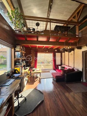 Bien sûr. Voici une version plus fluide, dynamique et attractive, tout en conservant le charme et les caractéristiques importantes du bien :

# Belle charentaise en pierres – 195 m² habitables, jardin arboré et dépendances

**À seulement 5 km de Ruffec et à 3 minutes de la N10**, cette authentique maison charentaise en pierres vous séduira par son charme, ses volumes et ses nombreux éléments anciens préservés. Un emplacement idéal pour profiter du calme de la campagne tout en restant à proximité des commodités, avec **Angoulême accessible en environ 35 minutes**.

D’une superficie d’environ **195 m² habitables**, la maison offre de beaux espaces de vie, lumineux et chaleureux.

### Une maison pleine de caractère

Dès l’entrée, vous découvrirez une **spacieuse cuisine ouverte sur la salle à manger**, idéale pour partager des moments conviviaux. Le salon, chaleureux et authentique, bénéficie d’une **belle cheminée** et d’un superbe sol traditionnel en **« cœurs de demoiselles »**, véritable signature du charme charentais.

À l’étage, l’espace nuit comprend **trois chambres de 11, 11 et 12 m²**, ainsi qu’une **salle de bains moderne** équipée d’une douche et d’une baignoire.

Une seconde partie de la maison offre un espace particulièrement lumineux grâce à ses nombreuses ouvertures sur le jardin. Il peut être aménagé selon vos envies en **salon, bureau, espace de réception ou salle de loisirs**.

Une **mezzanine composée de deux espaces**, dont une **chambre de 16 m² avec point d’eau**, vient compléter cet ensemble et offre encore de belles possibilités d’aménagement.

La maison dispose également d’une **arrière-cuisine avec espace buanderie** ainsi que d’une **chaufferie**, ou il sera très facile d'aménager un espace salle d'eau supplémentaire si besoin 

### Un extérieur qui invite à profiter de la nature

Implantée sur une agréable parcelle de **1 433 m²**, la propriété bénéficie d’un jardin arboré et fleuri agrémenté de **nombreux arbres fruitiers**.

Vous profiterez également d’un **four à pain traditionnel fonctionnel**, d’une **grange** et d’un **atelier**, autant d'espaces qui pourront répondre aux besoins d'une famille, d'un artisan ou d'un projet personnel.

Un **puits** vient compléter les nombreux atouts de cette propriété.

### Les atouts

* Environ **195 m² habitables**
* Terrain arboré de **1 433 m²**
* Maison charentaise en pierres pleine de charme
* Beaux éléments anciens conservés
* **Cheminée et sol traditionnel en « cœurs de demoiselles »**
* Chauffage central au bois avec chaudière performante et ballon d’eau chaude
* **Double vitrage**
* 4 chambres possibles
* Grange et atelier
* Four à pain traditionnel fonctionnel
* Puits
* Jardin avec arbres fruitiers
* À **5 km de Ruffec**
* À **3 minutes de la N10**
* Angoulême à environ **35 minutes**

**Un bien rare pour les amoureux de la pierre, de l’authenticité et de la douceur de vivre charentaise.** Vous apprécierez également la proximité de la Charente, accessible à pied en quelques minutes, idéale pour les promenades et les baignades.

Une maison familiale pleine de charme, offrant **espace, luminosité, authenticité et potentiel**, à découvrir sans tarder.