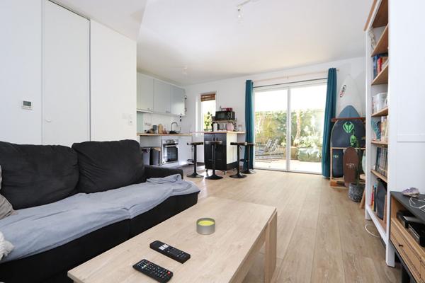 Appartement 2 pièce(s) 47.71 m² en rez-de-jardin, place de parking sécurisée, immeuble de 2012