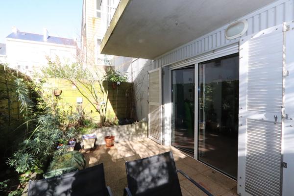 Appartement 2 pièce(s) 47.71 m² en rez-de-jardin, place de parking sécurisée, immeuble de 2012