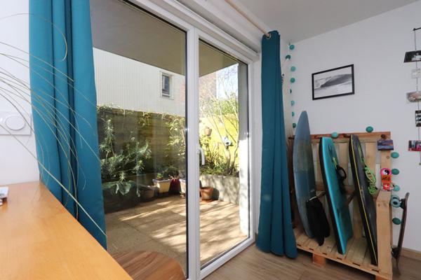 Appartement 2 pièce(s) 47.71 m² en rez-de-jardin, place de parking sécurisée, immeuble de 2012