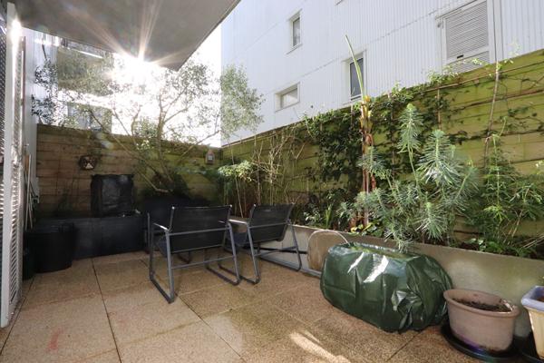 Appartement 2 pièce(s) 47.71 m² en rez-de-jardin, place de parking sécurisée, immeuble de 2012