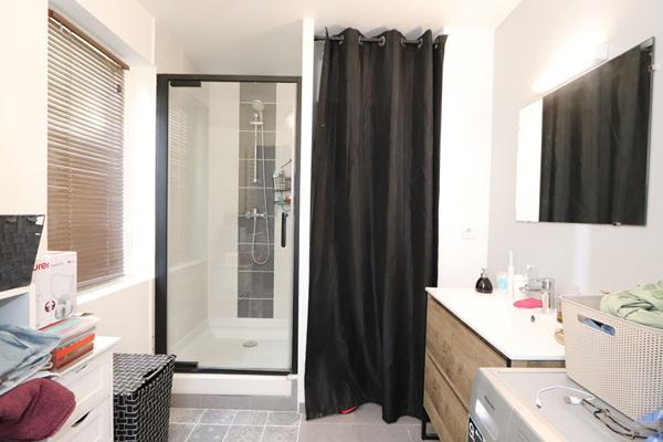 Appartement 2 pièce(s) 47.71 m² en rez-de-jardin, place de parking sécurisée, immeuble de 2012