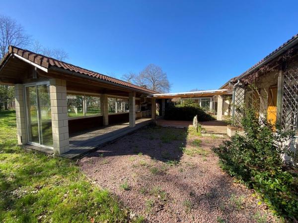 ST SAVIN MAISON + de 200 m² sur 5 000 m² Saint-Savin (33920)