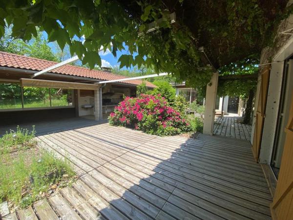 ST SAVIN MAISON + de 200 m² sur 5 000 m² Saint-Savin (33920)