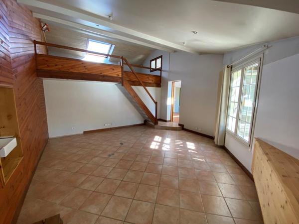 ST SAVIN MAISON + de 200 m² sur 5 000 m² Saint-Savin (33920)