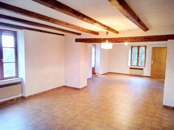 🔥 OPPORTUNITÉ À FORT POTENTIEL – 92 m² + COMBLES + 2 GARAGES 65 000 €