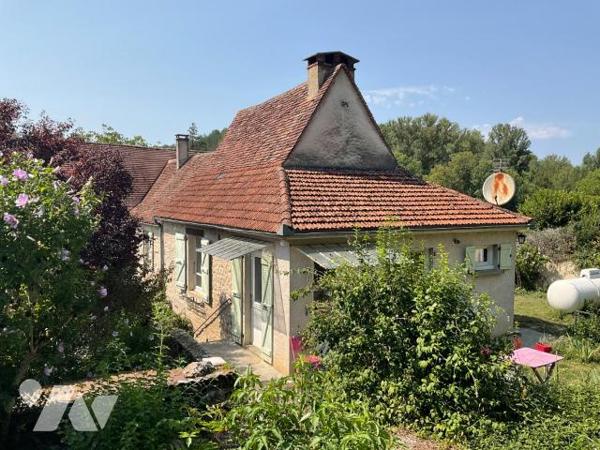 A VENDRE : Charmante maison en pierre sur les hauteurs d'un village, située à environ 15km à l'...