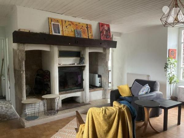 A VENDRE : Charmante maison en pierre sur les hauteurs d'un village, située à environ 15km à l'...