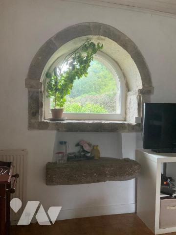 A VENDRE : Charmante maison en pierre sur les hauteurs d'un village, située à environ 15km à l'...
