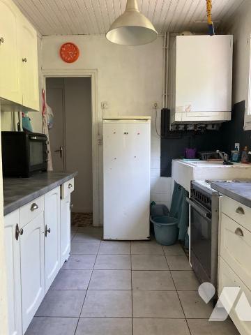 A VENDRE : Charmante maison en pierre sur les hauteurs d'un village, située à environ 15km à l'...