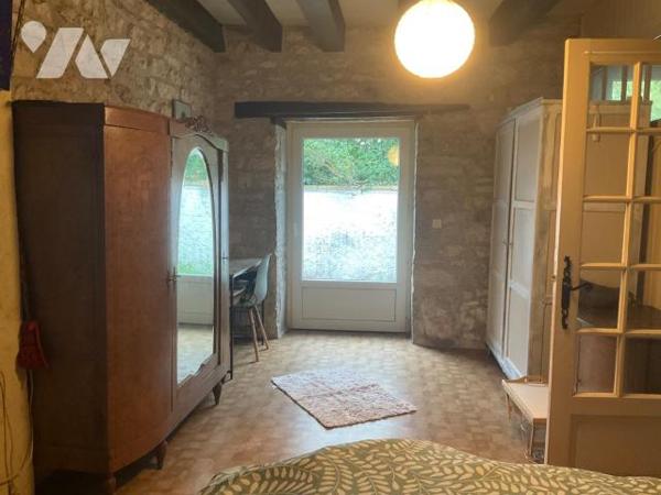 A VENDRE : Charmante maison en pierre sur les hauteurs d'un village, située à environ 15km à l'...