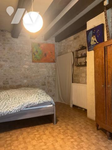 A VENDRE : Charmante maison en pierre sur les hauteurs d'un village, située à environ 15km à l'...
