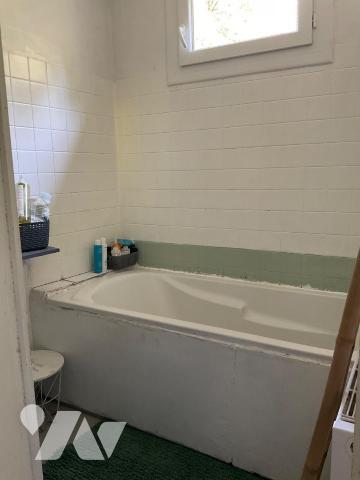 A VENDRE : Charmante maison en pierre sur les hauteurs d'un village, située à environ 15km à l'...